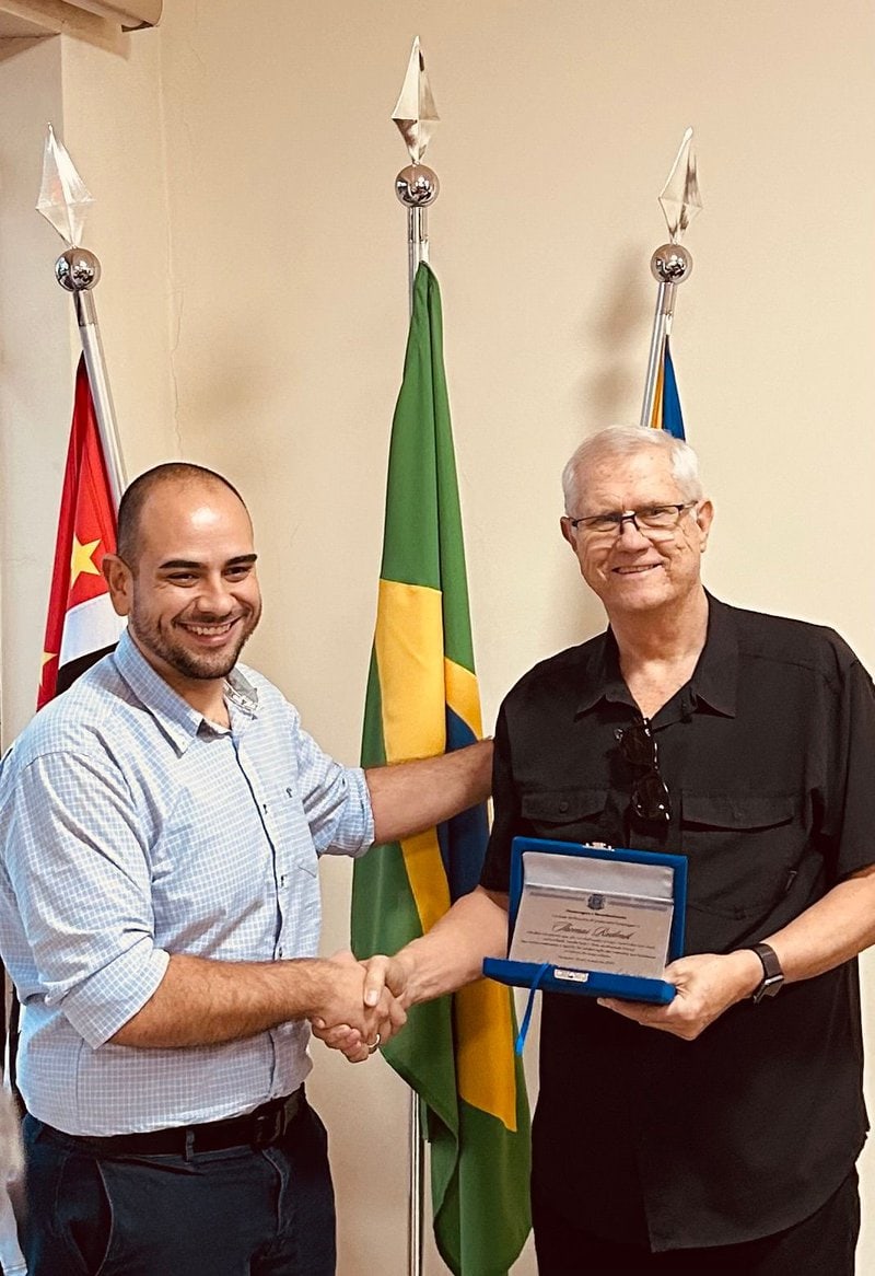 Mayor Silva awarding Tom Rudmik honorary citizenship of the city of Pompeia